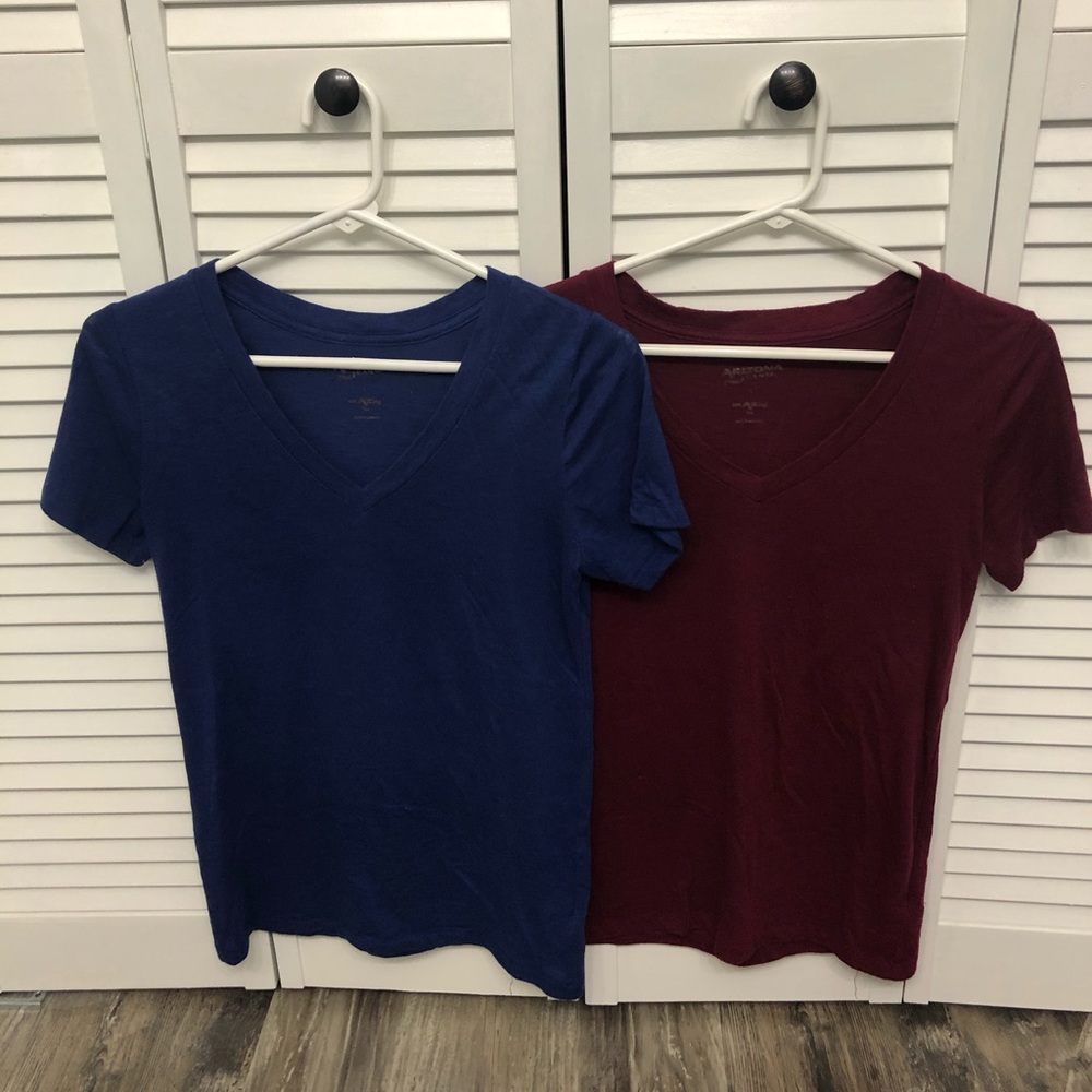 Juniors set of 2 v neck tees size S